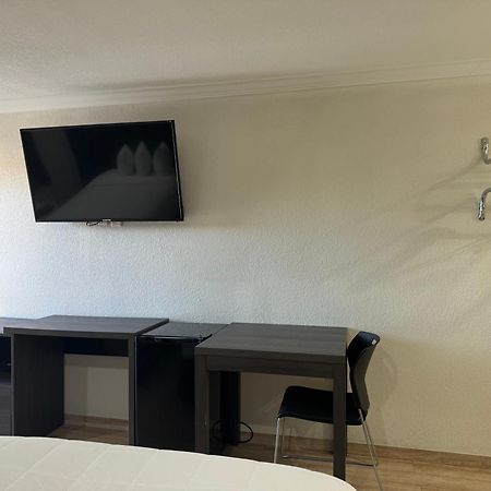 Baymont By Wyndham Bakersfield Hotel Екстериор снимка