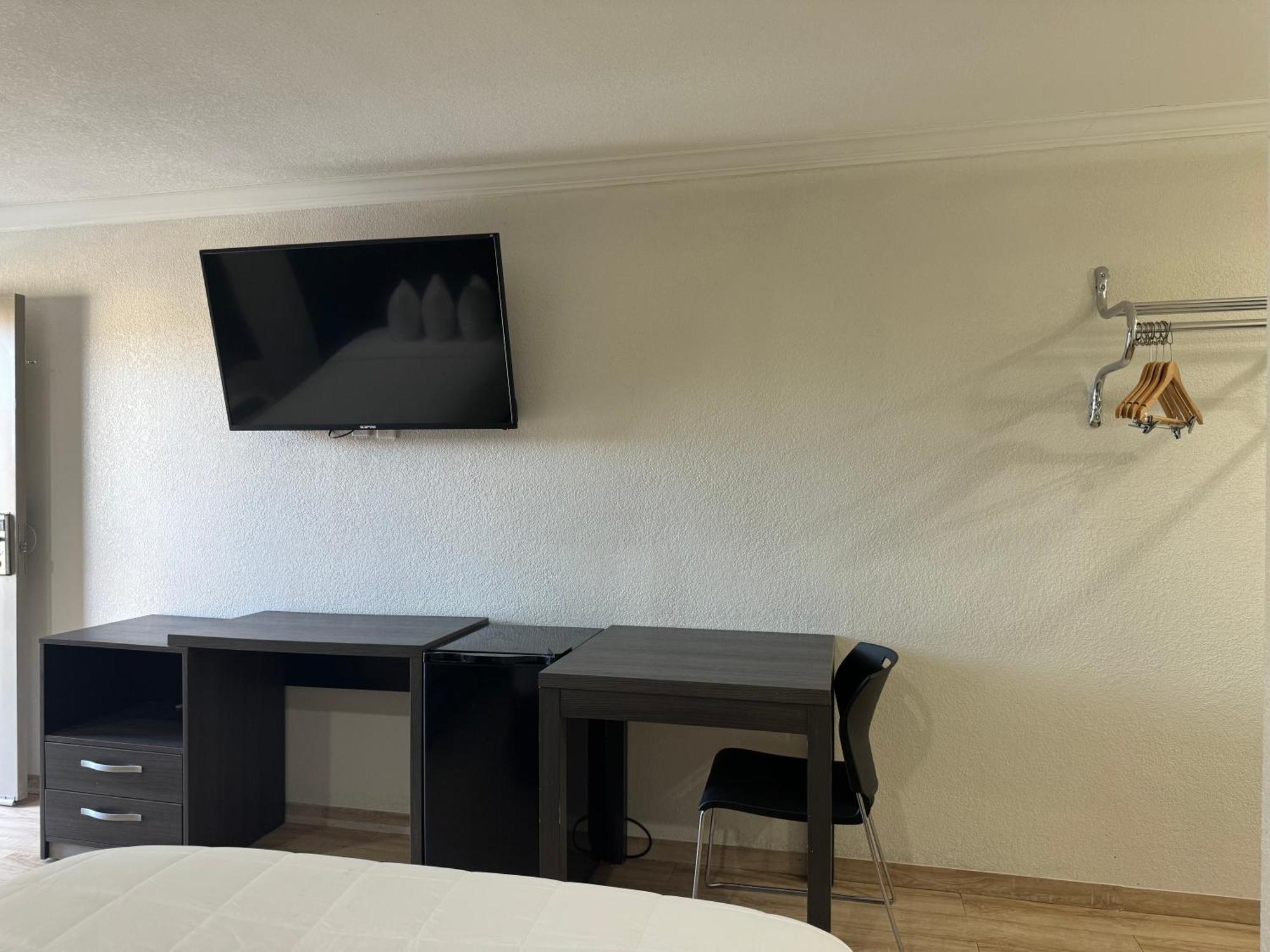 Baymont By Wyndham Bakersfield Hotel Екстериор снимка