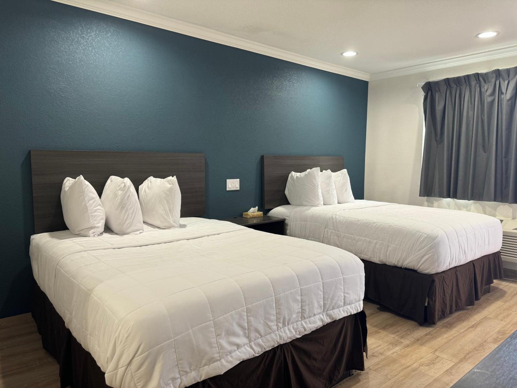 Baymont By Wyndham Bakersfield Hotel Екстериор снимка